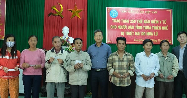 Trao tặng thẻ BHYT cho bà con bị thiệt hại nặng do bão, mưa lũ tại tỉnh Thừa - Thiên Huế Trao tặng thẻ BHYT cho bà con bị thiệt hại nặng do bão, mưa lũ tại tỉnh Thừa - Thiên Huế