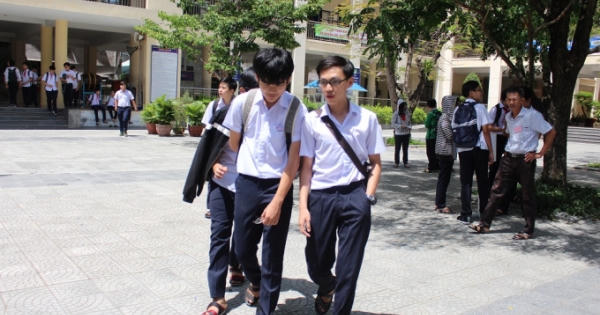 Đà Nẵng: Hơn 11 ngàn học sinh đội nắng đi thi tuyển sinh vào lớp 10
