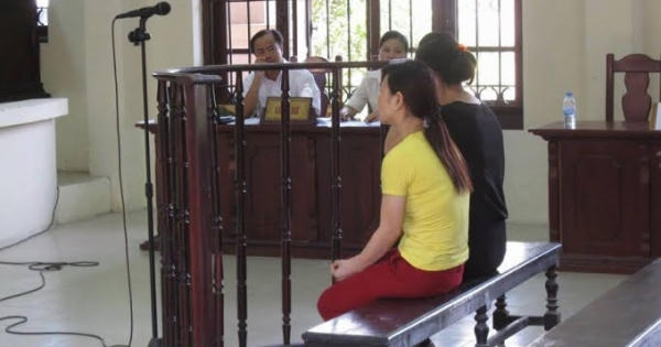 Vụ hai cô giáo làm cháu bé tử vong do sặc cháo: Nấc nghẹn quỳ xuống "xin lỗi vong hồn cháu"
