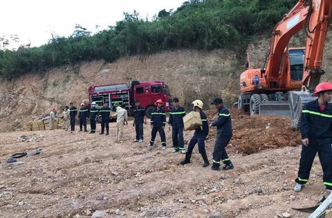 Xe tải chở gần 5 tấn thuốc nổ bị lật