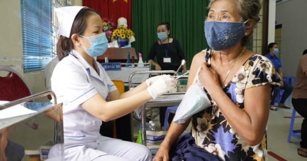 Bình Dương triển khai tiêm liều nhắc lại vắc xin phòng COVID-19