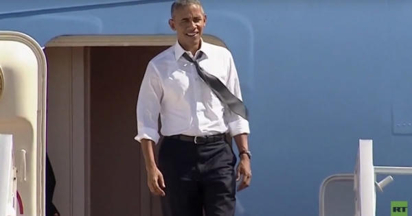 Tổng thống Obama kiên nhẫn gọi Bill Clinton lên máy bay