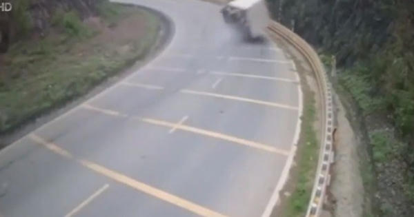 Xe tải phóng nhanh bị lật khi vào cua Xe tải phóng nhanh bị lật khi vào cua