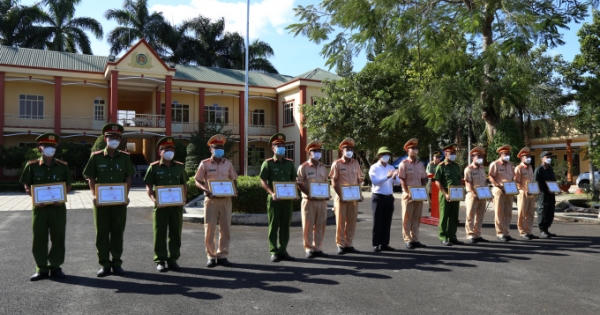 Đồng Nai: Khen thưởng Công an bắt nhanh chóng đối tượng dùng súng khống chế con tin