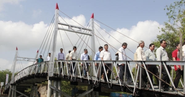 Nỗi cơ cực của những người dân xã nghèo bị cô lập giữa vùng sông nước