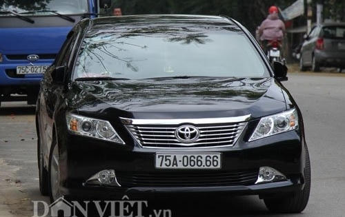 Huế: Xôn xao ôtô cá nhân biển số “khủng” dán logo Bộ Công an