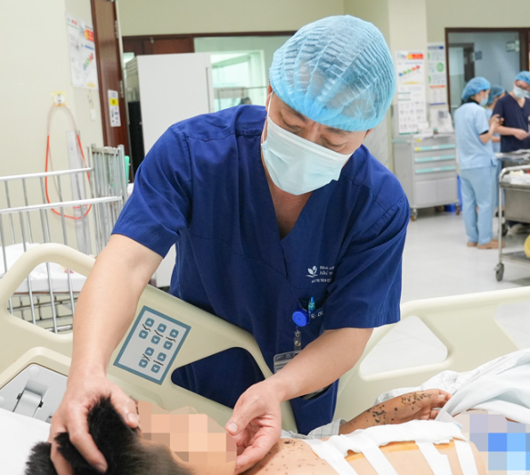 Cứu sống bé trai 9 tuổi nguy kịch do tai nạn từ kíp nổ tự chế Cứu sống bé trai 9 tuổi nguy kịch do tai nạn từ kíp nổ tự chế