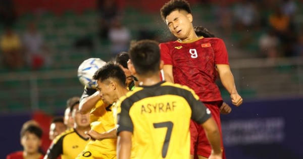 Hà Đức Chinh san bằng kỷ lục tồn tại 20 năm của Lê Huỳnh Đức Hà Đức Chinh san bằng kỷ lục tồn tại 20 năm của Lê Huỳnh Đức