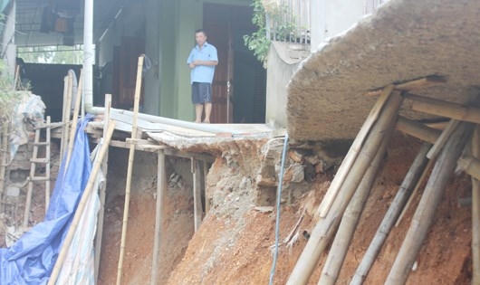 Nghệ An: Hàng chục hộ dân sống bên miệng “hà bá”