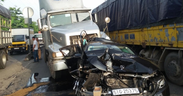 "Xế hộp" mercedes bị xe container tông dập nát khi dừng đèn đỏ