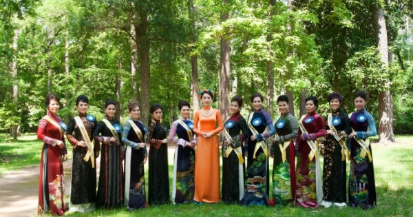 Quý bà 53 tuổi đăng quang cuộc thi Hoa hậu Phu nhân Trái đất Người Việt Houston 2016 Quý bà 53 tuổi đăng quang cuộc thi Hoa hậu Phu nhân Trái đất Người Việt Houston 2016