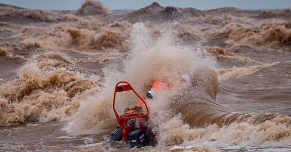 Những “người hùng” xông pha cứu nạn ngoài biển khơi đang "vật vạ" giữa đời thường