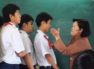 Xôn xao clip giáo viên tiểu học cầm giày cao gót đánh rồi đạp học sinh
