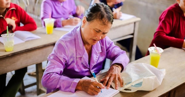 Lớp học xóa mù chữ miễn phí trên phá Tam Giang