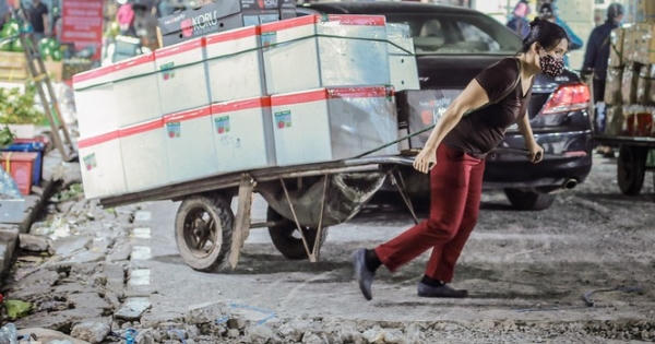 Lặng lẽ mưu sinh giữa chợ, ven hồ trong kỳ nghỉ lễ Lặng lẽ mưu sinh giữa chợ, ven hồ trong kỳ nghỉ lễ