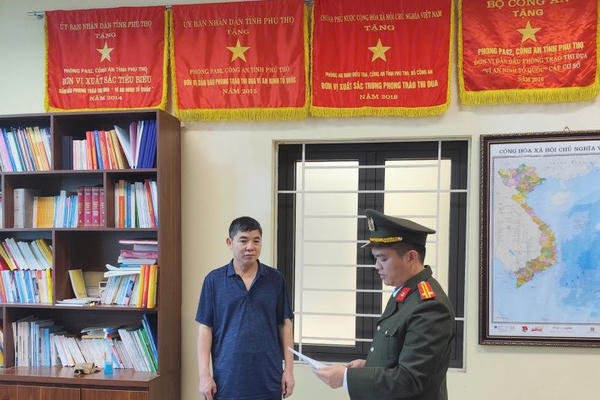 Khởi tố hai đối tượng làm giả giấy khám sức khỏe, bán cho người xin việc Khởi tố hai đối tượng làm giả giấy khám sức khỏe, bán cho người xin việc