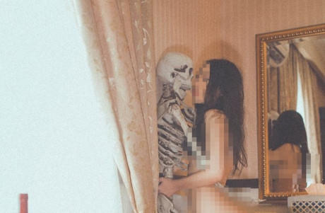 Cô gái gây sốc khi tự đăng lên Facebook bộ ảnh khỏa thân bên... bộ xương người