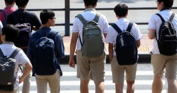 Hàn Quốc: Thầy giáo phạt học sinh chơi oẳn tù tì tát nhau