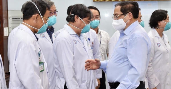 Thủ tướng Phạm Minh Chính gửi thư khen những 'chiến sĩ áo trắng' ở tuyến đầu chống dịch