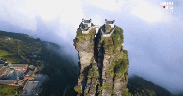 Hai ngôi chùa cổ linh thiêng nằm "lơ lửng" giữa bầu trời