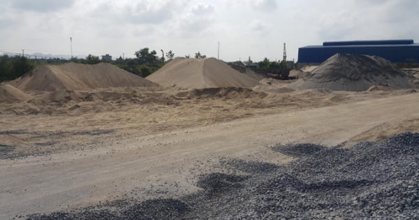 Ninh Bình: Nhức nhối bãi cát trái phép lấn chiếm bờ đê sông Vạc