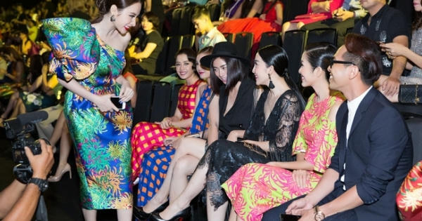 Dân mạng tranh cãi sau khi Ngô Thanh Vân, Linh Nga tiết lộ sự thật về "cái cúi chào" của Angela Phương Trinh Dân mạng tranh cãi sau khi Ngô Thanh Vân, Linh Nga tiết lộ sự thật về "cái cúi chào" của Angela Phương Trinh