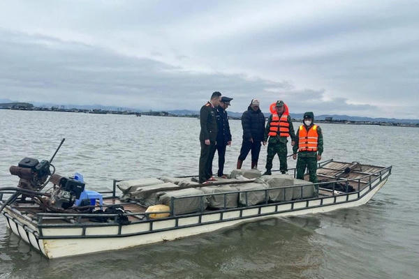 Thu giữ gần 800kg nầm lợn đông lạnh không rõ nguồn gốc trên vùng biển Móng Cái