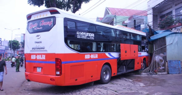 Gia Lai: Bị kẹt số, một xe khách lao vào nhà dân