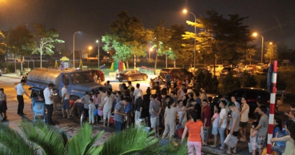 Hà Nội: Nửa đêm, người dân vẫn phải xếp hàng chờ từng xô nước Hà Nội: Nửa đêm, người dân vẫn phải xếp hàng chờ từng xô nước