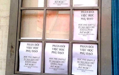 Học sinh dán tờ rơi khắp trường phản đối học phụ đạo Học sinh dán tờ rơi khắp trường phản đối học phụ đạo