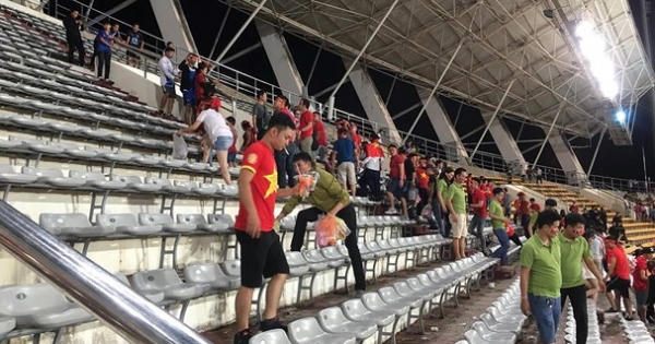 Người Lào thán phục hình ảnh đẹp về các cổ động viên Việt Nam