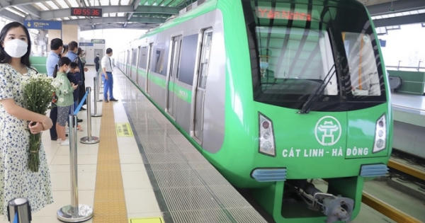 Tàu Cát Linh - Hà Đông vận hành thương mại: Nhiều người mua vé tháng đi lại