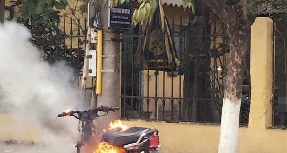 Bắc Giang: Thanh niên đầu trần, đi xe không biển số bật lửa đốt xe vì xin không được "bỏ qua" Bắc Giang: Thanh niên đầu trần, đi xe không biển số bật lửa đốt xe vì xin không được "bỏ qua"