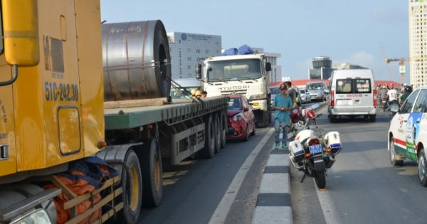 TP HCM: Tai nạn liên hoàn, đường vào trung tâm Sài Gòn kẹt cứng