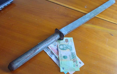 Băng cướp lao từ lùm cây ra quốc lộ, dí kiếm vào tài xế