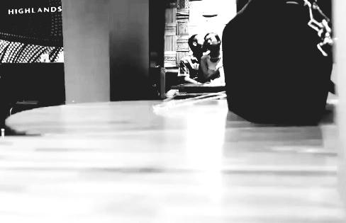 Cặp đôi vô tư thể hiện tình cảm giữa nơi công cộng bị "ném đá" dữ dội