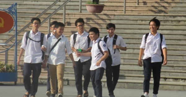 Thi vào lớp 10 chuyên: Thí sinh nhăn mặt vì đề Toán khó