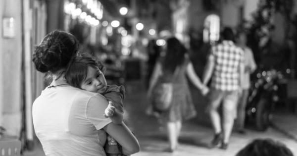 Theo luật, vợ nên làm gì khi có chồng ngoại tình?