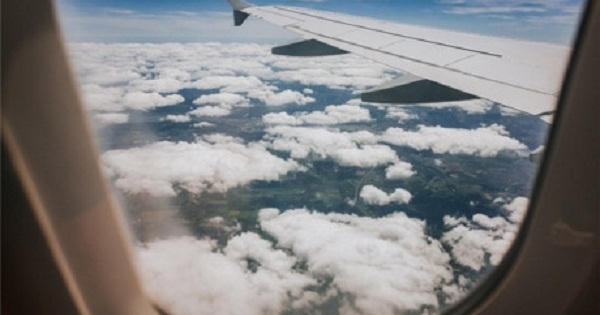 Vì sao phải mở màn cửa sổ khi máy bay cất cánh và hạ cánh?