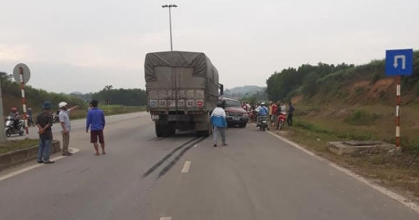 Lại đi ngược chiều, ô tô 7 chỗ biến dạng sau khi va chạm với xe tải Lại đi ngược chiều, ô tô 7 chỗ biến dạng sau khi va chạm với xe tải