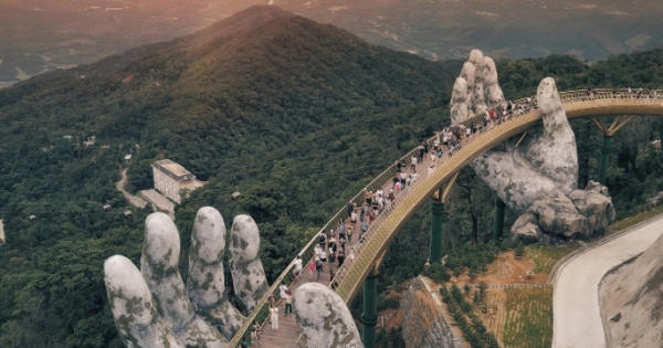 Vẻ đẹp Cầu Vàng và Hoàng Liên Sơn thu hút dân Mỹ tại quảng trường Time Square