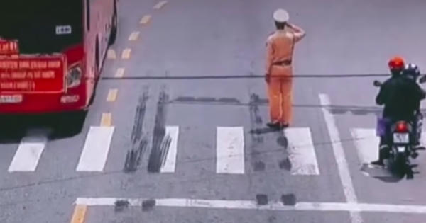 Video: Cận cảnh hàng động của chiến sỹ CSGT "đốn tim" cộng đồng mạng xã hội Video: Cận cảnh hàng động của chiến sỹ CSGT "đốn tim" cộng đồng mạng xã hội
