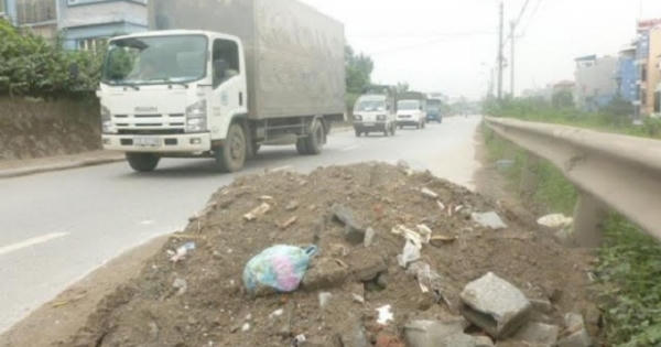 Hà Nội: Bất bình vì bị “khủng bố” bằng phế thải ra đường