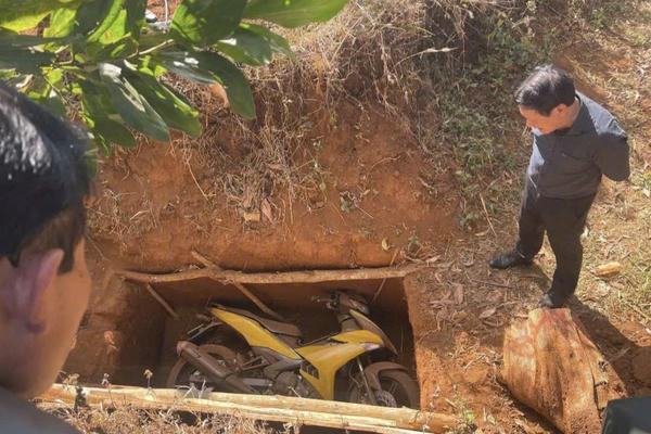 Phát hiện xe máy nghi của nghi phạm cướp ngân hàng ở Gia Lai Phát hiện xe máy nghi của nghi phạm cướp ngân hàng ở Gia Lai