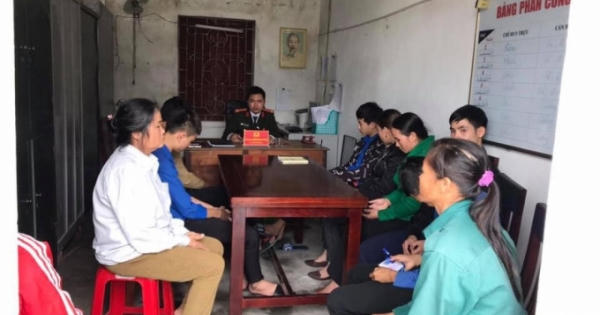 Nam sinh bị bạn đánh tới tấp vào mặt, bóp cổ ngay tại lớp học