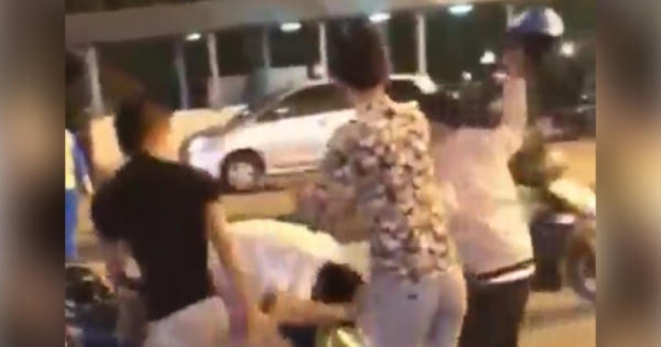 Nam thanh niên chịu trận "mưa đòn" sau va chạm giao thông