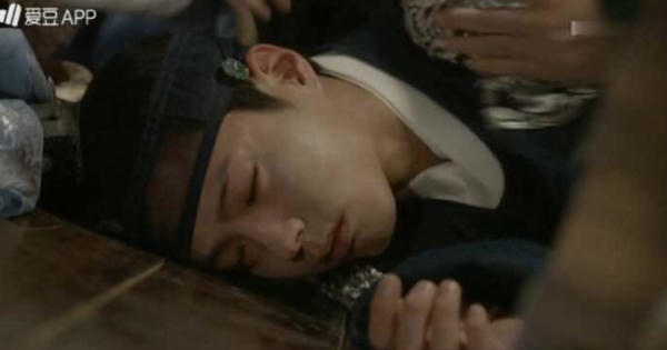 Mây họa ánh trăng tập 17: Thái tử Lee Young bất ngờ bị hạ độc