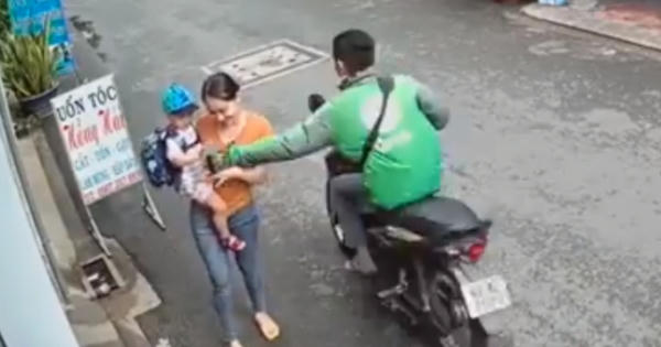 Clip: Pha cướp điện thoại trắng trợn của gã xe ôm công nghệ