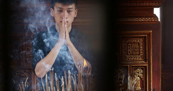 Nhiều sĩ tử đến Văn Miếu, lén sờ đầu rùa để cầu may thi THPT quốc gia