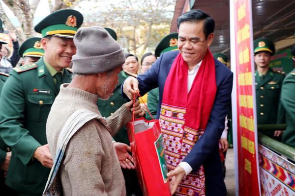 “Xuân Biên phòng - Ấm lòng dân bản” 2026: Mang mùa xuân đến xã biên giới Sơn Lâm